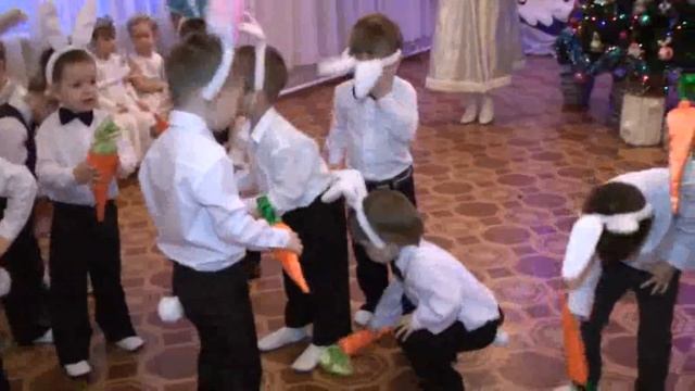 Танец: "Зайчки с морковкой" (мл.гр.) смотреть онлайн