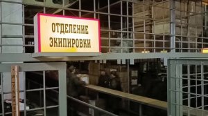 Мобилизованные граждане и добровольцы продолжают прибывать в военные комиссариат.mp4