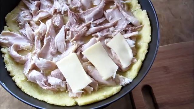 Как можно было приготовить так вкусно / Картофельная лепешка с курицей и сыром