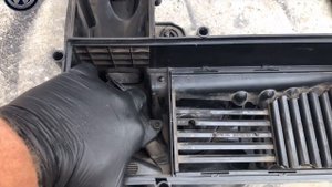 Корпус воздушного фильтра на Volkswagen Сaddy