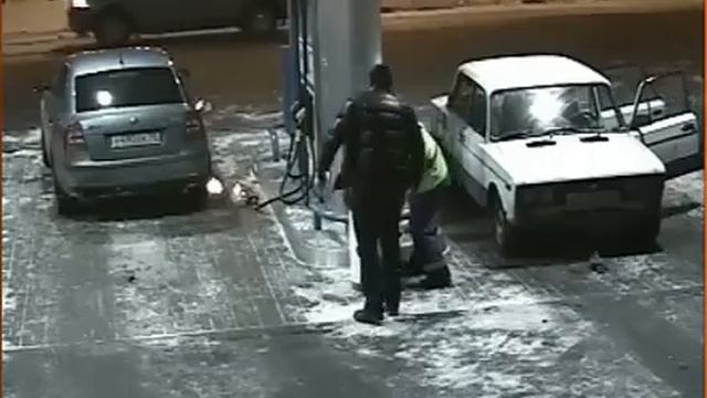 Решил подсветить бензобак зажигалкой смотреть онлайн