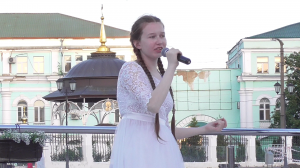 Девушка поёт песню: Мой белый город