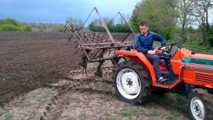 Японский минитрактор Kubota ZL-185 и самодельный культиватор