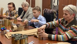 Единороссы Центрального округа Москвы провели мастер-класс по изготовлению блиндажных свечей