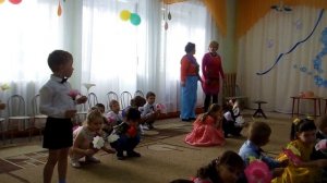 Танец с цветами "Коврик для мамы". Старшая группа (средняя группа). 8 марта.