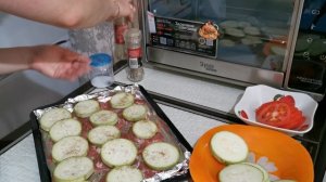 Запеченная свинина с кабачками, помидорами и сыром