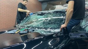 Тойота Ленд Крузер 300 оклейка в полиуретан шумоизоляция защита лобового защита от угона