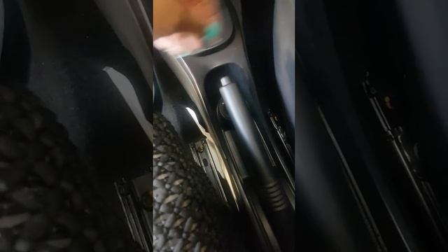 Как убрать мусор в машине между креслом и ручным тормозом. ЛАЙФХАК смотреть онлайн