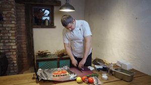 Рыба в духовке - скучно! Запекаем скумбрию с овощами в чугунной печи.