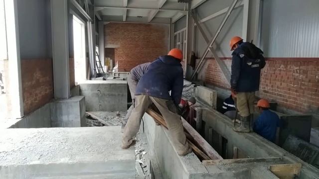 Бетонщики в работе