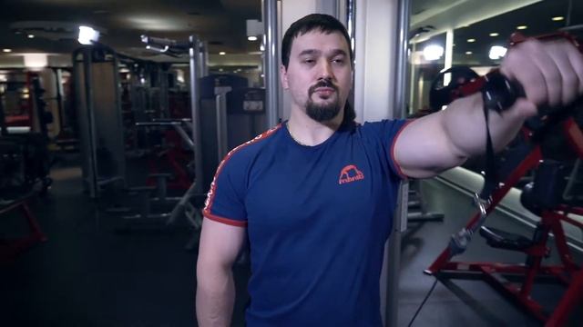 3.11 | Подъемы руки (махи) перед собой в кроссовере: техника выполнения, целевые мышцы | CAST-IRON