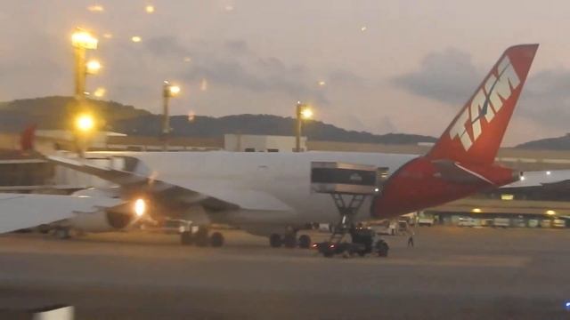 Taxiando a bordo do Boeing 737-809 PR-GIT (Smiles Livery) da GOL no Aeroporto de Guarulhos смотреть онлайн