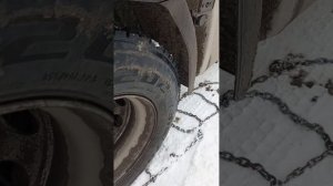 один из способов одевать цепи на колёса