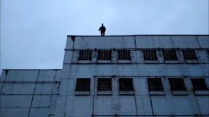 Каскадеры в кино - трюк прыжка с крыши