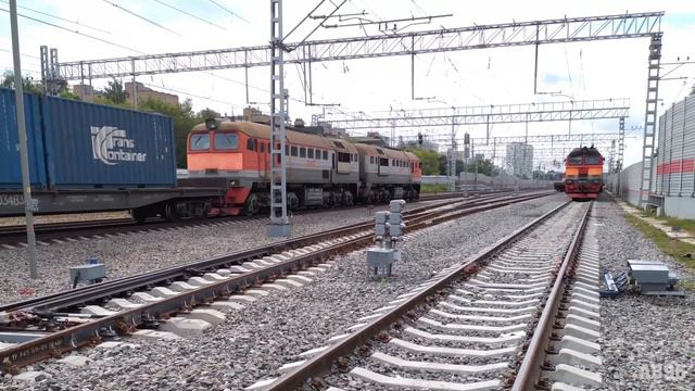 Электропоезд ЭД4 и тепловоз 2М62-1218 с грузовым поездом смотреть онлайн
