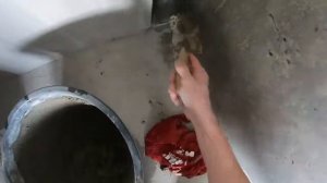 Доделываю цементно-песчаный пол в туалете