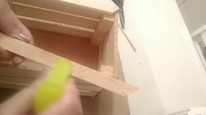 ЯЩИК ИЗ ДЕРЕВЯННЫХ ДОЩЕЧЕК .