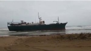 В Находке судно выброшенное на пляж Волна 8 сентября после шторма