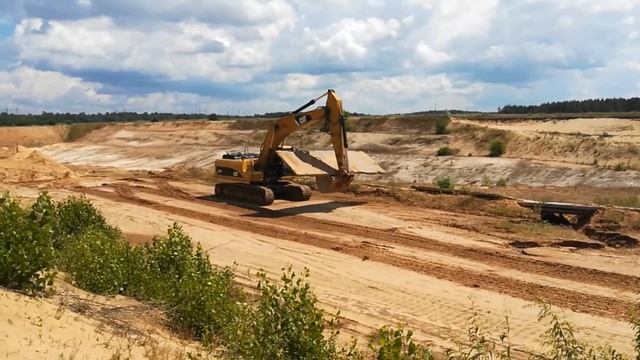 Перевозка плит дорожного покрытия экскаватором. смотреть онлайн