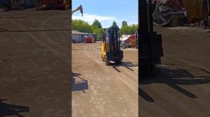 Работа  вилочного погрузчика clark поднимает вилочный погрузчик массой 2000 кг