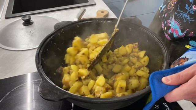 Жареная картошка с салом в казане на плите