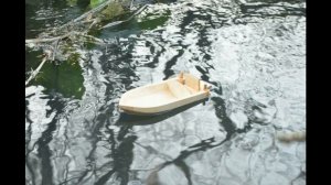 Моторная лодка. деревянная игрушка. Испытания на воде.