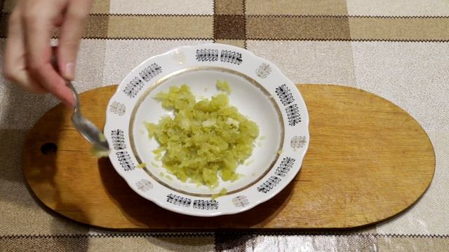 Слоеный салат «Принц» с мясом и пикантными чесночными огурчиками - Праздничный рецепт смотреть онлайн