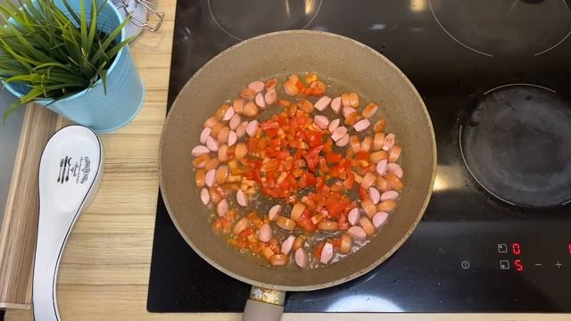 Скрэмбл или яичница болтунья с помидорами и сосисками. Идеальный завтрак!