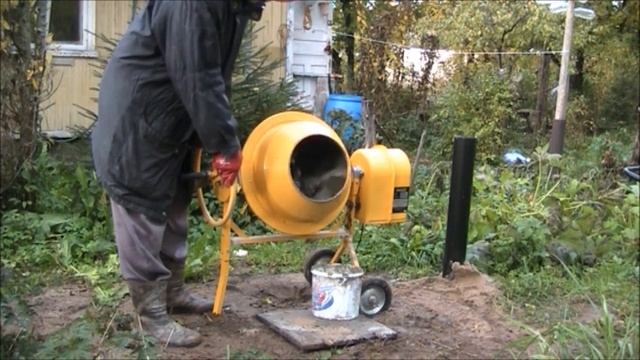 Бетонирование винтовой сваи своими руками / Свайно-винтовой фундамент / Стройка Sekretmastera смотреть онлайн