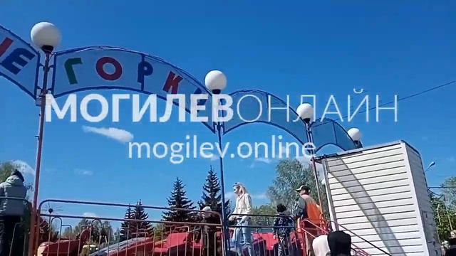 В Могилевском парке аттракционов сегодня можно покататься бесплатно и за деньги, но везде очереди смотреть онлайн