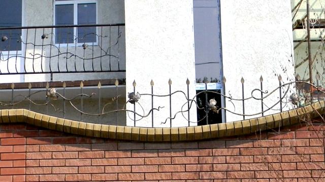 Красивый кирпичный забор с бутовым цоколем, из бутового камня, темно красный кирпич
