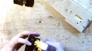 Режем гвозди. Реноватор DeWALT DCS355. Анонс будущего обзора.