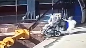 Падением коляски с грудничком на рельсы занялась питерская прокуратура