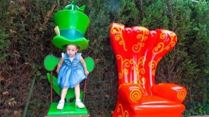 Настя спасает игрушки в парке Диснейленде