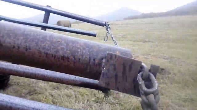 Самодельная телега для перевозки рулонов сена смотреть онлайн