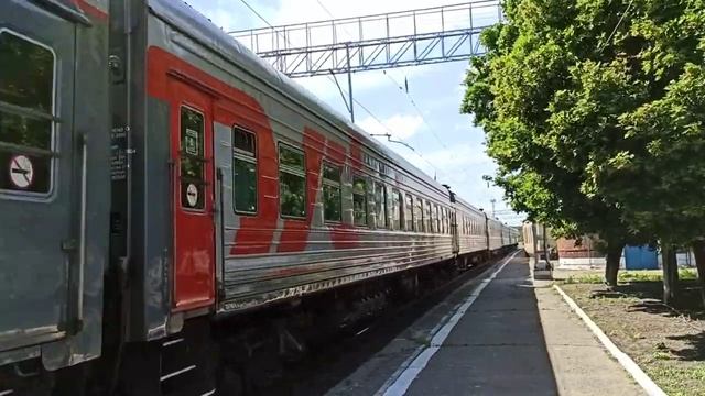 Электровоз ЭП1М-761 с поездом №258 Котлас-Адлер прибывает на станцию Миллерово смотреть онлайн