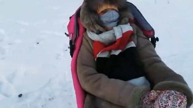 Скрип снега под ногами - детская и взрослая мечта! Ребёнок на инвалидной коляске в мороз возле рек смотреть онлайн