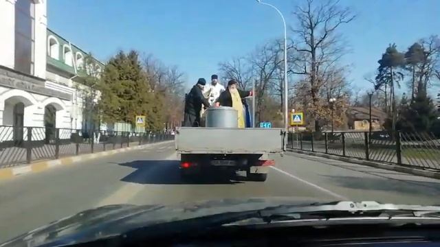 В Ірпені священники “виганяють” коронавірус смотреть онлайн