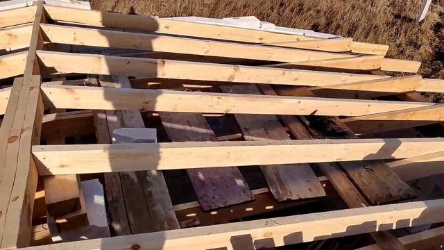 Двух скатная крыша  металлопрофил 35 мм своими руками!