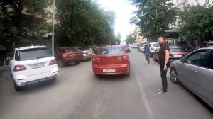 На электросамокате по дороге. Стараюсь ехать согласно ПДД. Маршрут длиной 14 км в потоке машин.