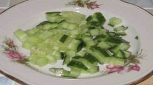 Свекольный салат с горошком, кукурузой и огурцом