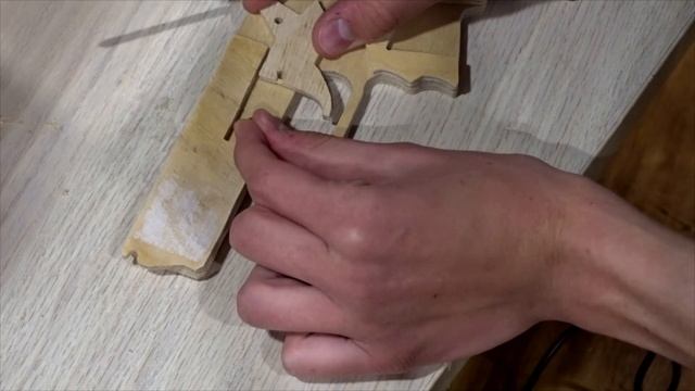 Как сделать Glock-18 Резинкострел из дерева? CS:GO смотреть онлайн
