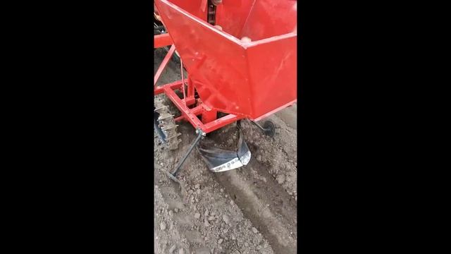 Посадка картофеля картофелесажалкой и минитрактором смотреть онлайн