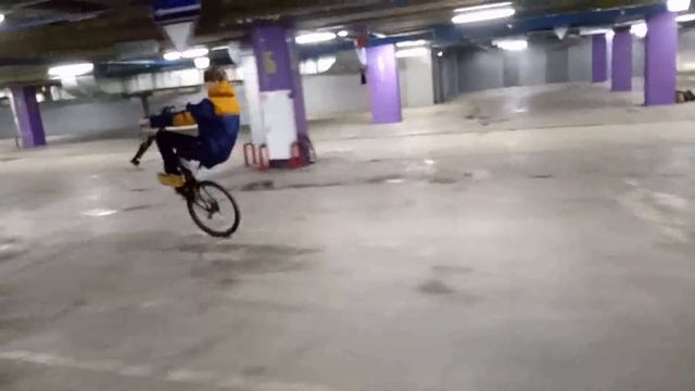 Сумасшедший Стант без переднего колеса! | CRAZY STUNT WITHOUT FRONT WHEEL смотреть онлайн