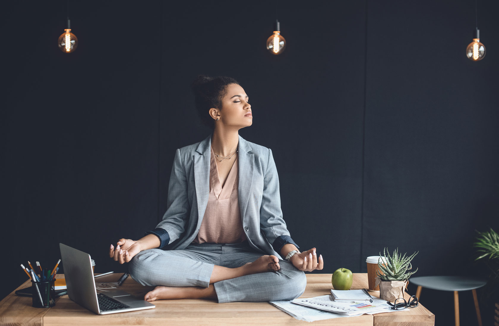 Видео 4 на дзен. Спокойствие в стрессовой ситуации. Спокойствие в офисе. Женщина медитирует. Медитирующий человек.