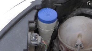 Замена крышки бачка омывателя Ситроен С4 / Крышка бачка омывателя / Замена уплотнителя капота