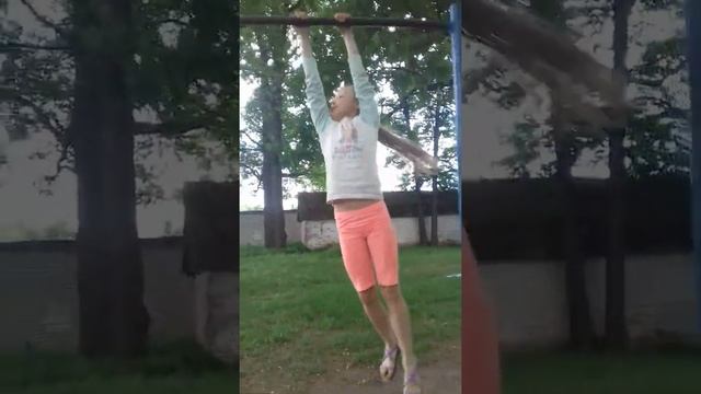 Лиза лазить на турнике смотреть онлайн