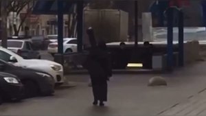 Отрезала голову 4 летней девочке.