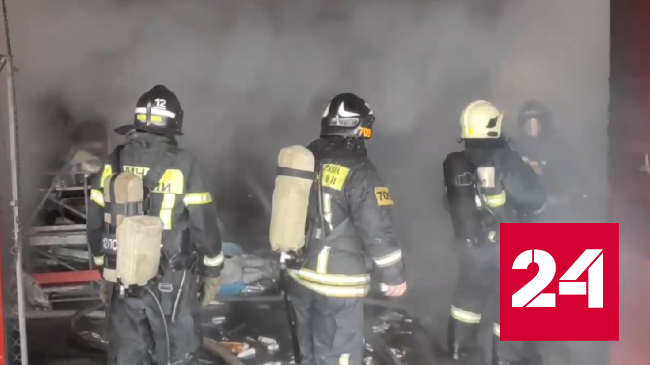 Три человека спасены во время масштабного пожара в Ярославле - Россия 24