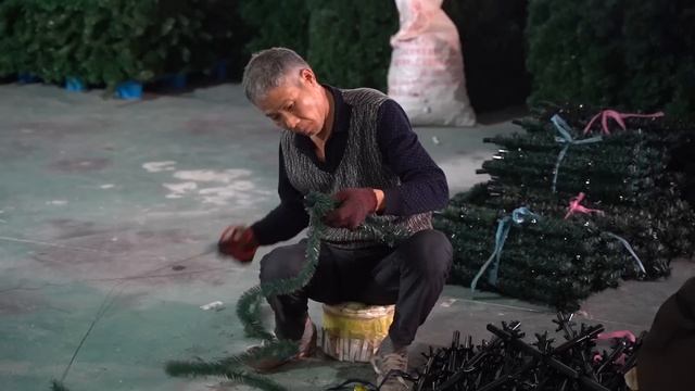 Так это делают в Китае. Искусственные ёлки. Для них зима всегда близко!